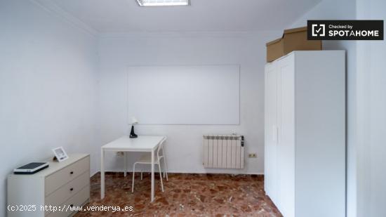 ¡Habitaciones en alquiler en piso de 5 habitaciones en Valencia! - VALENCIA