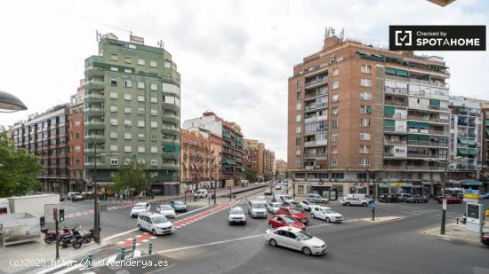 ¡Habitaciones en alquiler en piso de 5 habitaciones en Valencia! - VALENCIA