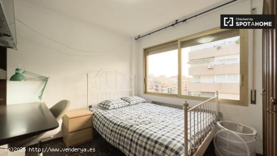 Se alquila habitación en piso compartido en Barcelona - BARCELONA