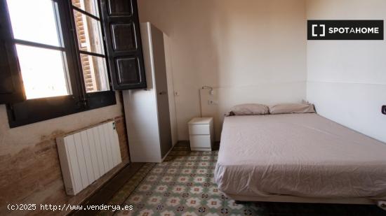 Alquiler de habitaciones en piso de 4 dormitorios en Barrio Gótico - BARCELONA