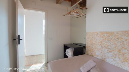 Alquiler de habitaciones en piso de 4 dormitorios en Barrio Gótico - BARCELONA