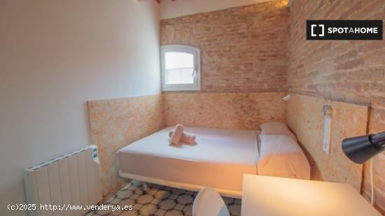 Alquiler de habitaciones en piso de 4 dormitorios en Barrio Gótico - BARCELONA