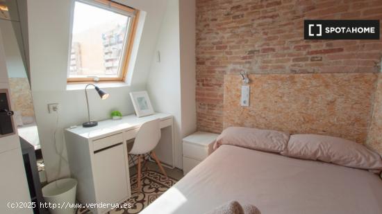 Alquiler de habitaciones en piso de 4 dormitorios en Barrio Gótico - BARCELONA