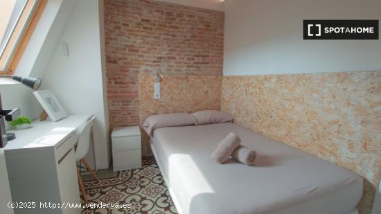 Alquiler de habitaciones en piso de 4 dormitorios en Barrio Gótico - BARCELONA