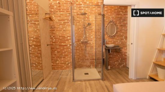 Se alquila habitación en piso de 5 habitaciones en Barcelona - BARCELONA