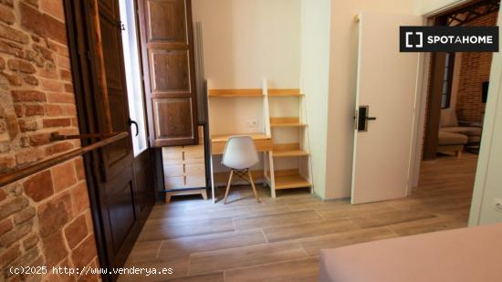 Se alquila habitación en piso de 4 dormitorios en Barcelona - BARCELONA