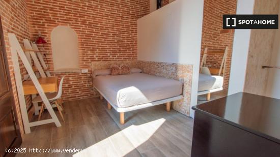 Se alquila habitación en piso de 5 habitaciones en Barcelona - BARCELONA