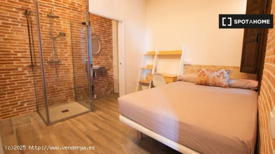 Se alquila habitación en piso de 5 habitaciones en Barcelona - BARCELONA