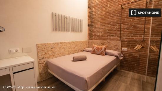 Se alquila habitación en piso de 4 dormitorios en Barcelona - BARCELONA