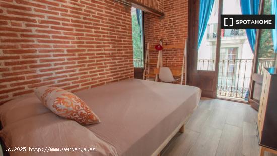 Se alquila habitación en piso de 5 habitaciones en Barcelona - BARCELONA