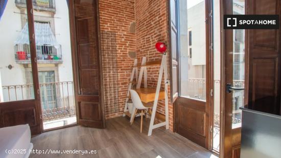 Se alquila habitación en piso de 5 habitaciones en Barcelona - BARCELONA