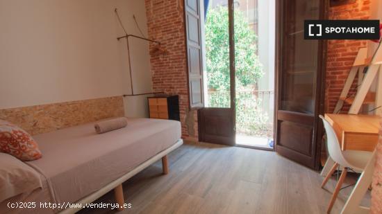 Se alquila habitación en piso de 4 dormitorios en Barcelona - BARCELONA