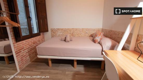 Se alquila habitación en piso de 4 dormitorios en Barcelona - BARCELONA