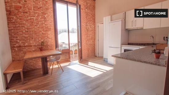 Se alquila habitación en piso de 5 habitaciones en Barcelona - BARCELONA