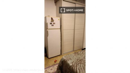 Se alquila habitación en apartamento de 3 dormitorios en Barcelona - BARCELONA