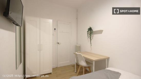 Se alquila habitación en piso de 5 habitaciones en Barcelona - BARCELONA