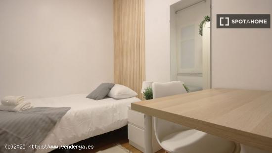 Se alquila habitación en piso de 5 habitaciones en Barcelona - BARCELONA