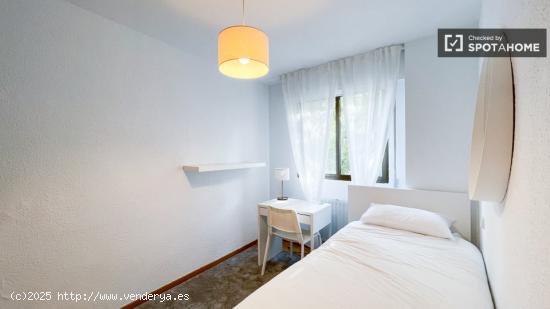 Se alquila habitación en piso de 3 dormitorios en Moratalaz - MADRID