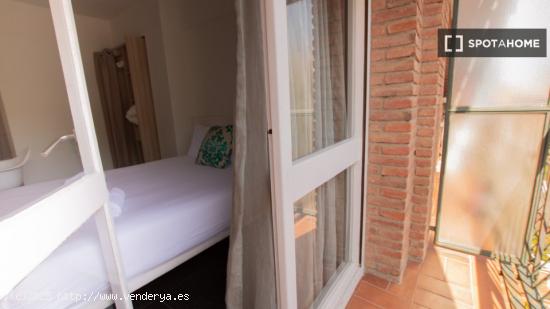 Alquiler de habitaciones en piso de 5 habitaciones en La Font D'En Fargues - BARCELONA