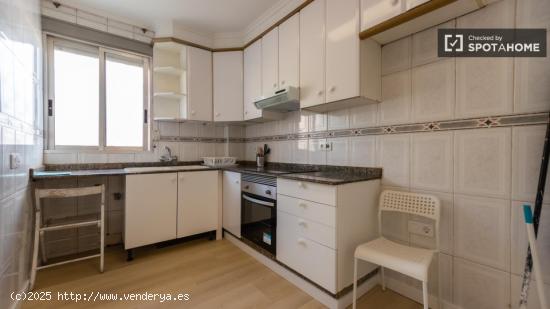 Se alquila habitación en piso de 5 dormitorios en Valencia - VALENCIA