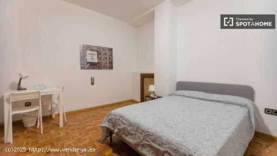 Se alquila habitación en piso de 6 habitaciones en Valencia - VALENCIA