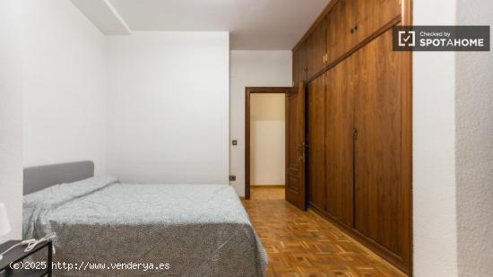 Se alquila habitación en piso de 6 habitaciones en Valencia - VALENCIA