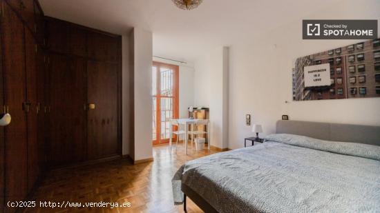 Se alquila habitación en piso de 6 habitaciones en Valencia - VALENCIA