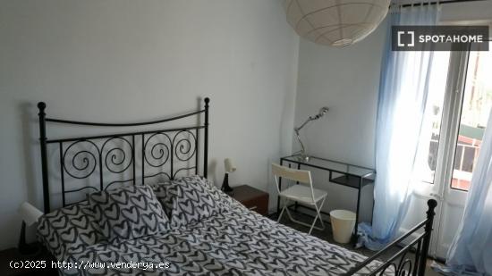 Habitación en piso compartido en barcelona. - BARCELONA