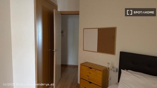 Se alquila habitación en piso compartido en Barcelona - BARCELONA