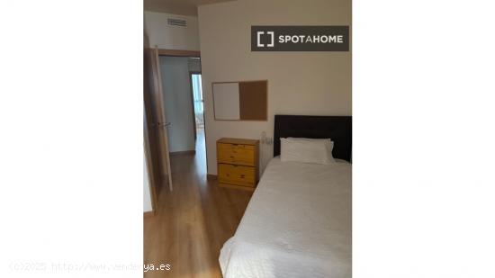 Se alquila habitación en piso compartido en Barcelona - BARCELONA