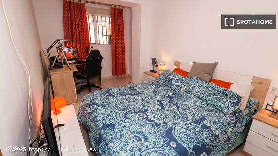 Se alquila habitación en Valencia - VALENCIA