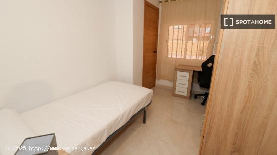 Se alquila habitación en Valencia - VALENCIA