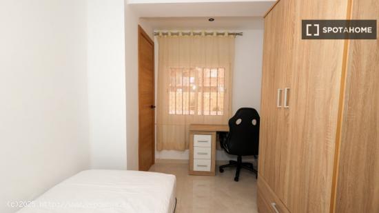 Se alquila habitación en Valencia - VALENCIA