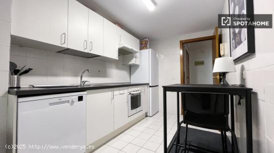 Se alquila habitación en piso de 3 dormitorios en Moratalaz - MADRID