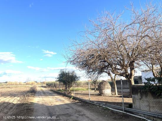 PARCELA EN LAS ARENAS CON CONSTRUCCIÓN - BADAJOZ