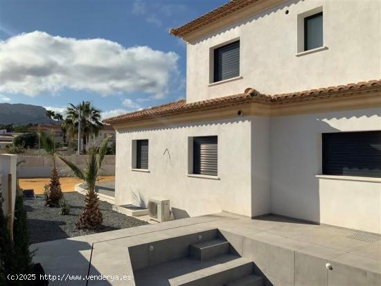 Villa con piscina infinita en zona tranquila y acabados de calidad - ALICANTE