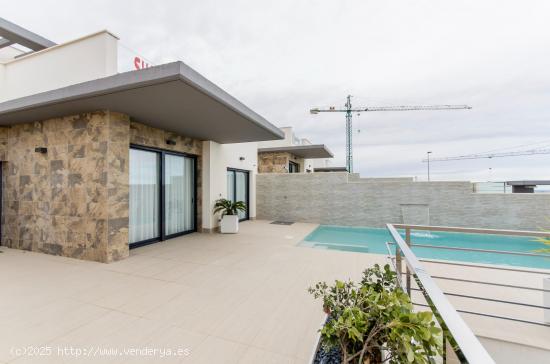 Gran Villa Independiente en Res. Privado con vistas al mar - ALICANTE