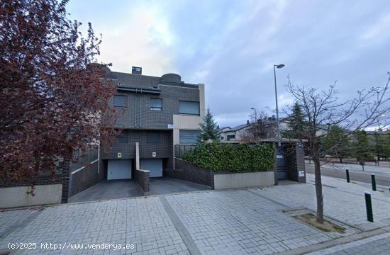 Se vende casa adosada OKUPA en Valladolid (Valladolid). - VALLADOLID