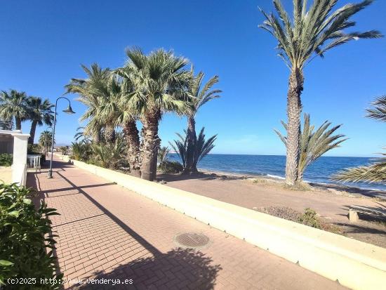  Tu Hogar Frente al Mar: Adosado Exclusivo en Primera Línea de Playa.  - ALMERIA