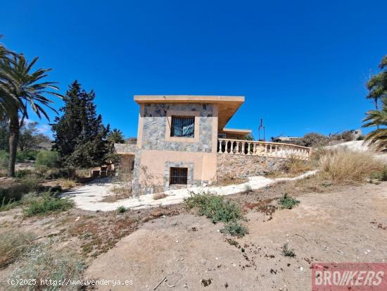  Tu Refugio de Ensueño: Chalet Independiente con Jardín Privado.  - ALMERIA