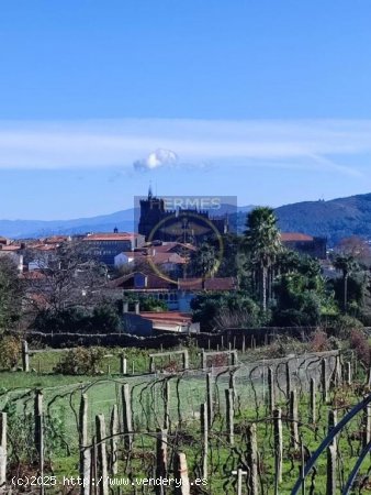 Solar en venta, a un paso de Tui centro.