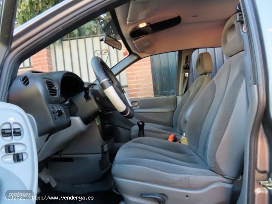 Chrysler Grand Voyager 2.5 CRD LIMITED de 2006 con 187.000 Km por 3.500 EUR. en Granada