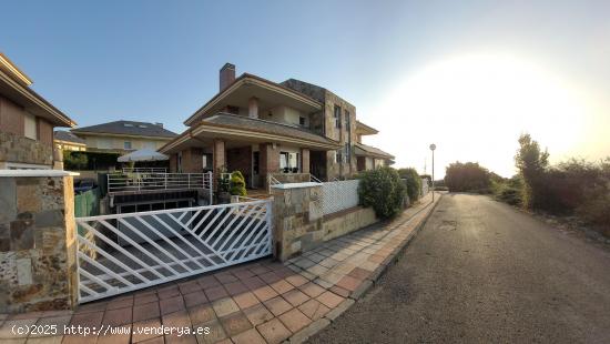 Impresionante Chalet Bifamiliar en Castro Urdiales - CANTABRIA