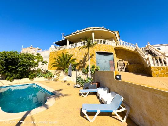 Una villa con vistas al mar en una zona tranquila a 10 minutos del pueblo de Campello. - ALICANTE