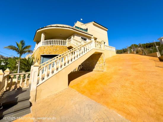 Una villa con vistas al mar en una zona tranquila a 10 minutos del pueblo de Campello. - ALICANTE