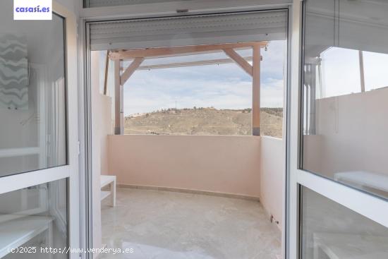 ¡OPORTUNIDAD! ATICO EN EL SERRALLO CON TERRACITA, VISTAS DESPEJADAS Y PISCINA COMUNITARIA - GRANADA