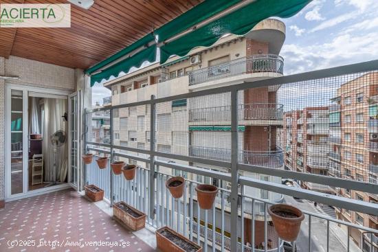 GRAN PISO EN UBICACIÓN SENSACIONAL, EN EDIFICIO SEÑORIAL DE CALLE RECOGIDAS - GRANADA