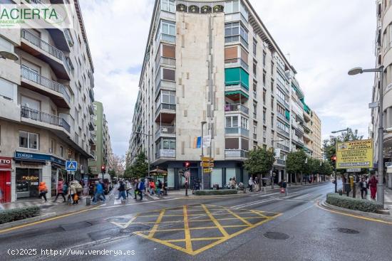 GRAN PISO EN UBICACIÓN SENSACIONAL, EN EDIFICIO SEÑORIAL DE CALLE RECOGIDAS - GRANADA