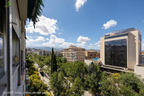 VENTA DE  PISO CON GARAJE EN AV. DE LA CONSTITUCIÓN - GRANADA