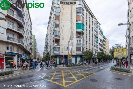 GRAN PISO EN UBICACIÓN SENSACIONAL, EN EDIFICIO SEÑORIAL DE CALLE RECOGIDAS - GRANADA